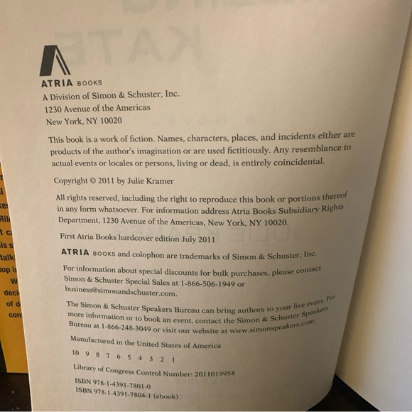 Book Killing Kate A Novel Julie Kramer 1st Edition 2011 July - Picture 3 of 4